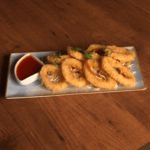 CALAMARI PRĂJIȚI ÎN PANKO<br>DEEP FRIED CALAMARI