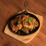 FRUCTE DE MARE TRASE ÎN UNT CU PIPER SERVITE ÎN TIGAIE FIERBINE-<br>SEAFOOD BUTTER AND PEPPER IN HOT PAN