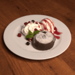 LAVA CAKE SERVITĂ CU INGHEȚATĂ-<br>LAVA CAKE & ICE CREAM
