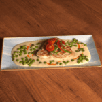 FILE DE TON ACOMPANIAT DE CURRY ROȘU ȘI MAZĂRE-<br>TUNA STEAK WITH RED CURRY AND GREEN PEAS 